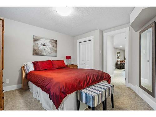 78 Gainsborough Drive Sw, Calgary, AB - Indoor Photo Showing Bedroom