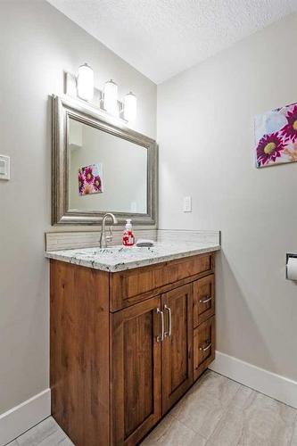 78 Gainsborough Drive Sw, Calgary, AB - Indoor Photo Showing Bathroom