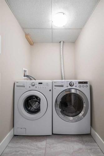 78 Gainsborough Drive Sw, Calgary, AB - Indoor Photo Showing Laundry Room