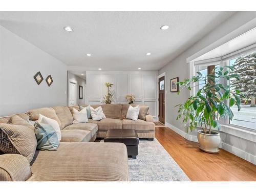 78 Gainsborough Drive Sw, Calgary, AB - Indoor Photo Showing Living Room