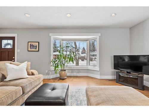 78 Gainsborough Drive Sw, Calgary, AB - Indoor Photo Showing Living Room