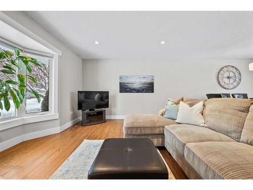 78 Gainsborough Drive Sw, Calgary, AB - Indoor Photo Showing Living Room