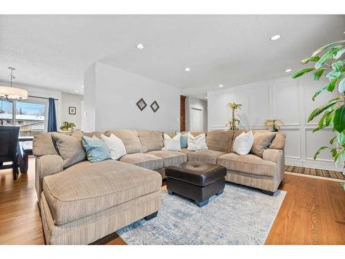 78 Gainsborough Drive Sw, Calgary, AB - Indoor Photo Showing Living Room