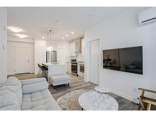 318-40 Walgrove Walk Se, Calgary, AB - Indoor Photo Showing Living Room