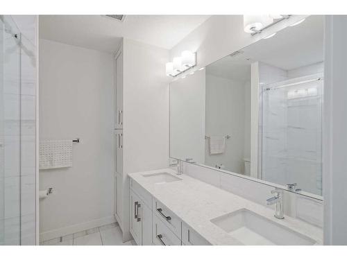 318-40 Walgrove Walk Se, Calgary, AB - Indoor Photo Showing Bathroom