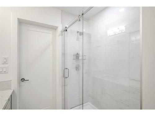 318-40 Walgrove Walk Se, Calgary, AB - Indoor Photo Showing Bathroom