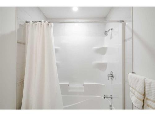 318-40 Walgrove Walk Se, Calgary, AB - Indoor Photo Showing Bathroom