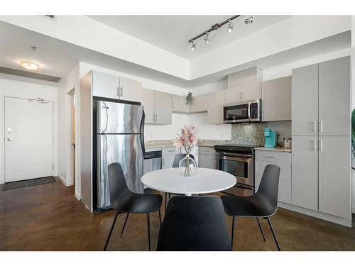 1503-135 13 Avenue Sw, Calgary, AB - Indoor Photo Showing Kitchen With Stainless Steel Kitchen