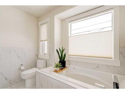 2557 21 Avenue Sw, Calgary, AB - Indoor Photo Showing Bathroom