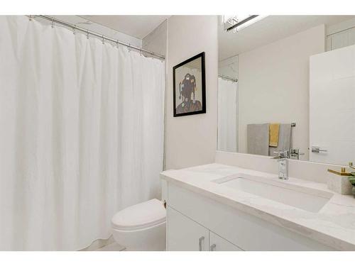 2557 21 Avenue Sw, Calgary, AB - Indoor Photo Showing Bathroom