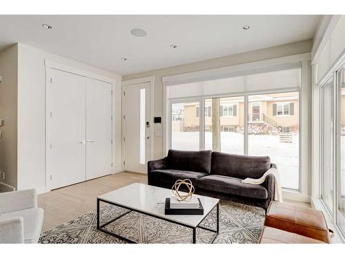 2557 21 Avenue Sw, Calgary, AB - Indoor Photo Showing Living Room