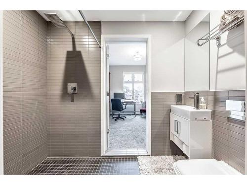 306-515 4 Avenue Ne, Calgary, AB - Indoor Photo Showing Bathroom