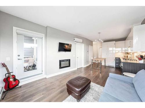 306-515 4 Avenue Ne, Calgary, AB - Indoor Photo Showing Living Room With Fireplace