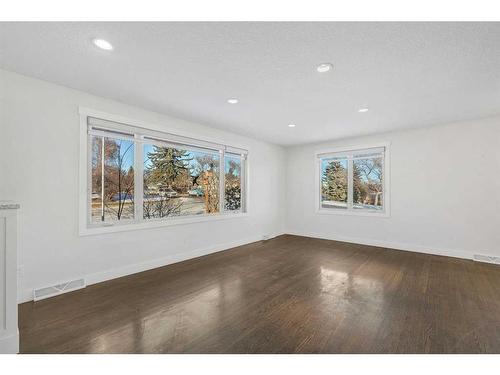 3 Cardiff Drive Nw, Calgary, AB - Indoor Photo Showing Living Room