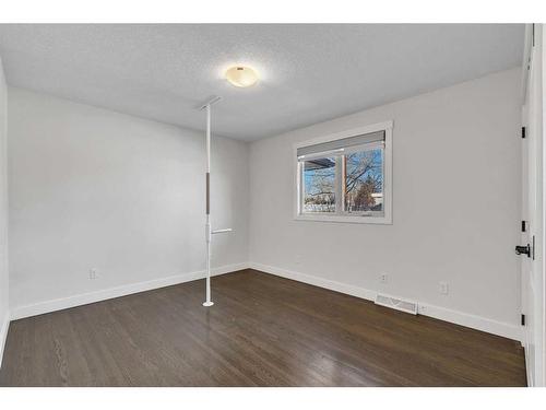 3 Cardiff Drive Nw, Calgary, AB - Indoor Photo Showing Other Room