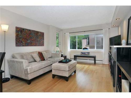 305-728 3 Avenue Nw, Calgary, AB - Indoor Photo Showing Living Room