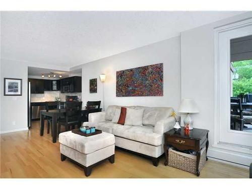 305-728 3 Avenue Nw, Calgary, AB - Indoor Photo Showing Living Room