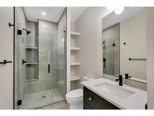 2326 3 Avenue Nw, Calgary, AB - Indoor Photo Showing Bathroom