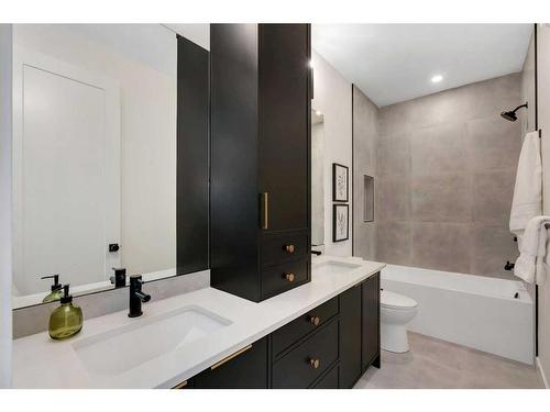 2326 3 Avenue Nw, Calgary, AB - Indoor Photo Showing Bathroom