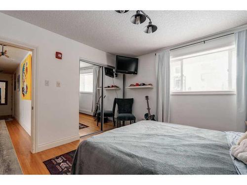 19-4915 8 Street Sw, Calgary, AB - Indoor Photo Showing Bedroom