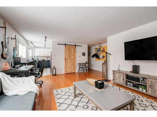 19-4915 8 Street Sw, Calgary, AB - Indoor Photo Showing Living Room