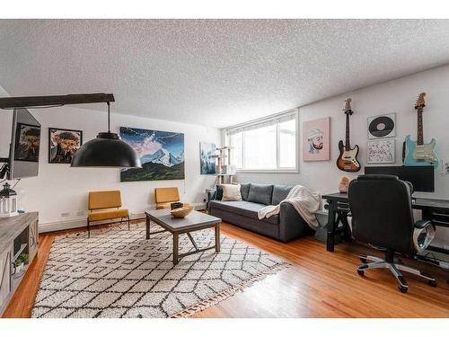 19-4915 8 Street Sw, Calgary, AB - Indoor Photo Showing Living Room