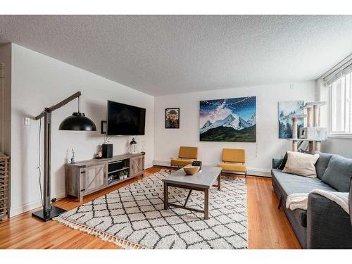 19-4915 8 Street Sw, Calgary, AB - Indoor Photo Showing Living Room