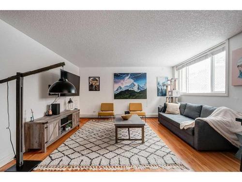 19-4915 8 Street Sw, Calgary, AB - Indoor Photo Showing Living Room