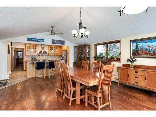 54 Wildwood Drive Sw, Calgary, AB - Indoor Photo Showing Dining Room