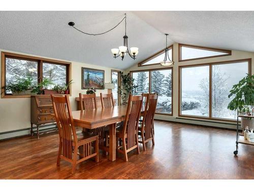 54 Wildwood Drive Sw, Calgary, AB - Indoor Photo Showing Dining Room