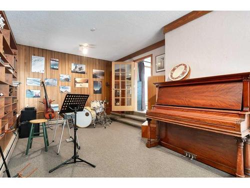 54 Wildwood Drive Sw, Calgary, AB - Indoor Photo Showing Other Room