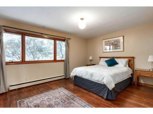 54 Wildwood Drive Sw, Calgary, AB - Indoor Photo Showing Bedroom