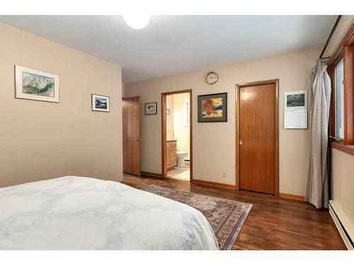 54 Wildwood Drive Sw, Calgary, AB - Indoor Photo Showing Bedroom