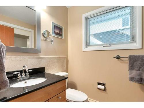 54 Wildwood Drive Sw, Calgary, AB - Indoor Photo Showing Bathroom