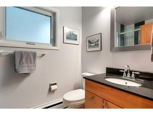 54 Wildwood Drive Sw, Calgary, AB - Indoor Photo Showing Bathroom