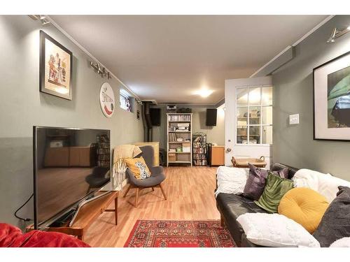 54 Wildwood Drive Sw, Calgary, AB - Indoor Photo Showing Living Room