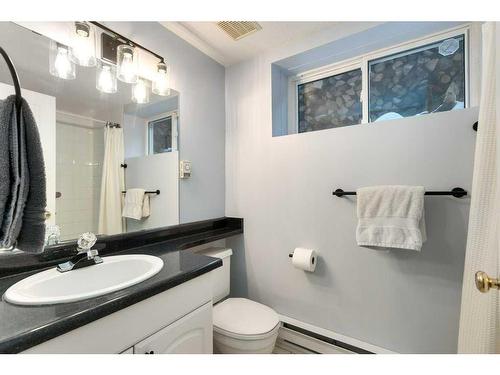 54 Wildwood Drive Sw, Calgary, AB - Indoor Photo Showing Bathroom