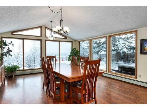 54 Wildwood Drive Sw, Calgary, AB - Indoor Photo Showing Dining Room