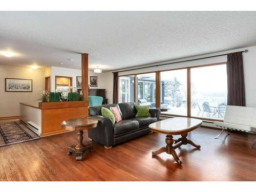 54 Wildwood Drive Sw, Calgary, AB - Indoor Photo Showing Living Room