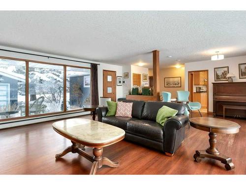 54 Wildwood Drive Sw, Calgary, AB - Indoor Photo Showing Living Room