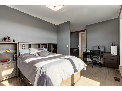 329 Creekstone Rise, Rural Rocky View County, AB - Indoor Photo Showing Bedroom