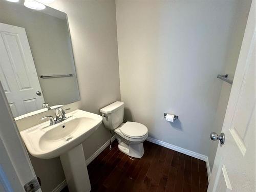 23 Chapman Green Se, Calgary, AB - Indoor Photo Showing Bathroom