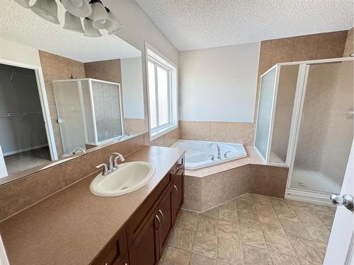 23 Chapman Green Se, Calgary, AB - Indoor Photo Showing Bathroom