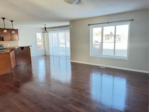 23 Chapman Green Se, Calgary, AB - Indoor Photo Showing Kitchen