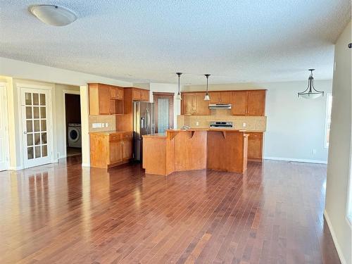 23 Chapman Green Se, Calgary, AB - Indoor Photo Showing Kitchen