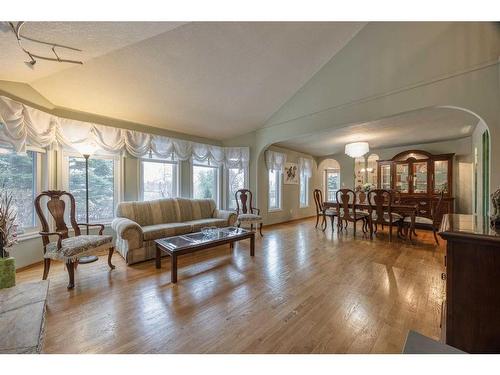 40 Edgepark Way Nw, Calgary, AB - Indoor Photo Showing Living Room