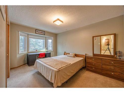 40 Edgepark Way Nw, Calgary, AB - Indoor Photo Showing Bedroom