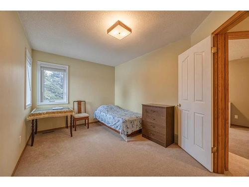 40 Edgepark Way Nw, Calgary, AB - Indoor Photo Showing Bedroom