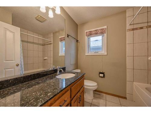 40 Edgepark Way Nw, Calgary, AB - Indoor Photo Showing Bathroom