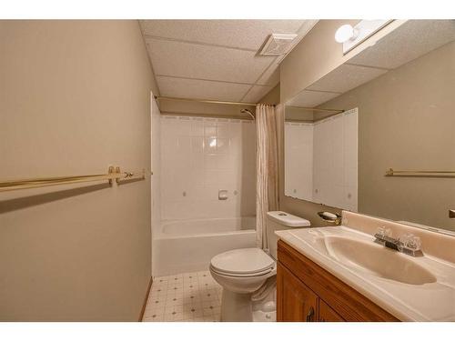 40 Edgepark Way Nw, Calgary, AB - Indoor Photo Showing Bathroom